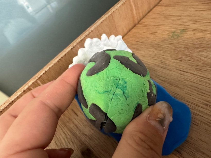 波に乗っている丸いスイカ